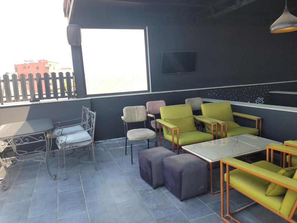 Locale commerciale su 2 piani in affitto a Lapraka