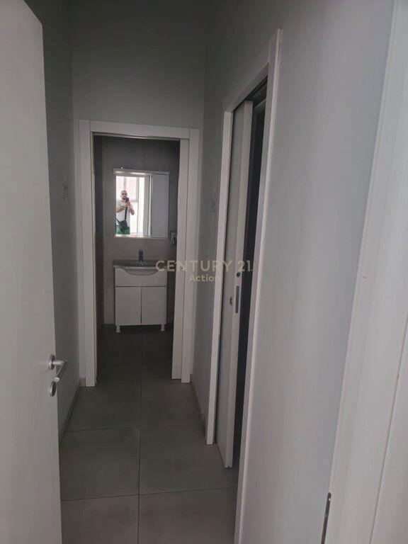 Jepet me qira ambient zyre në Astir, me sipërfaqe të madhe dhe organizim funksional.