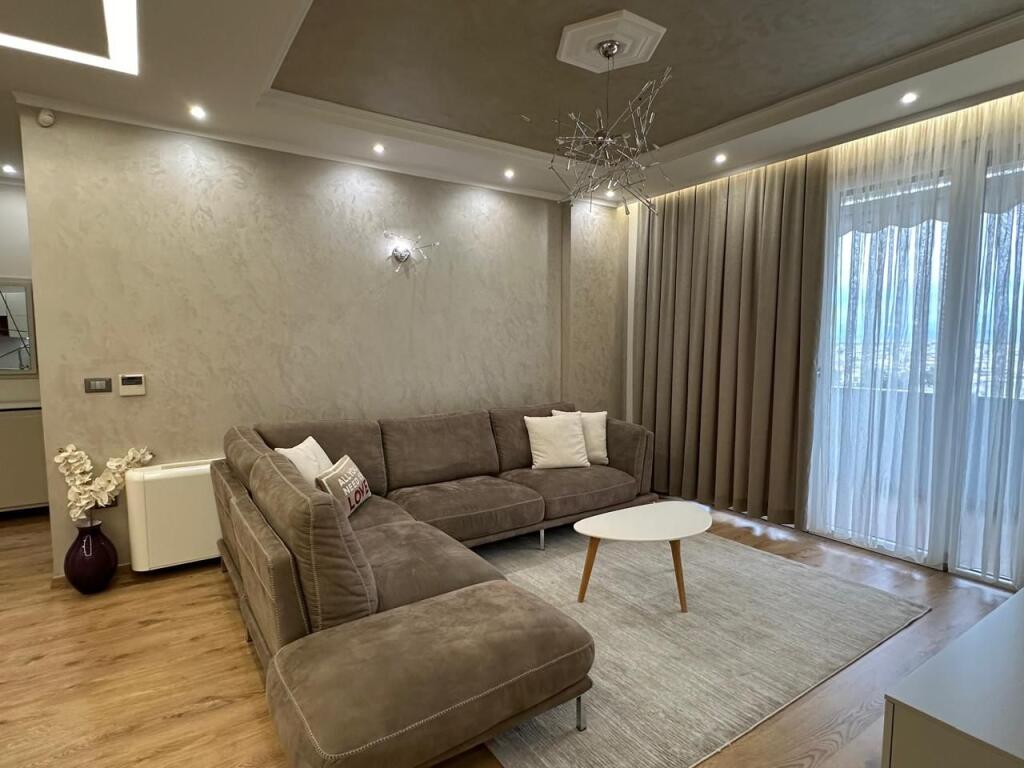 Shitet Apartament 3+1+2 lagja 12 durres