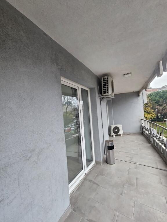 Jepet me qira Ambient i Investuar per *Zyra* (130m2) *1,350€* - fiks ne *QENDER ((Pamje nga Sheshi Skenderbej))* 📍Kat. 2 - *PARKET* | Kondicioner || Ndricim Me Spote LED