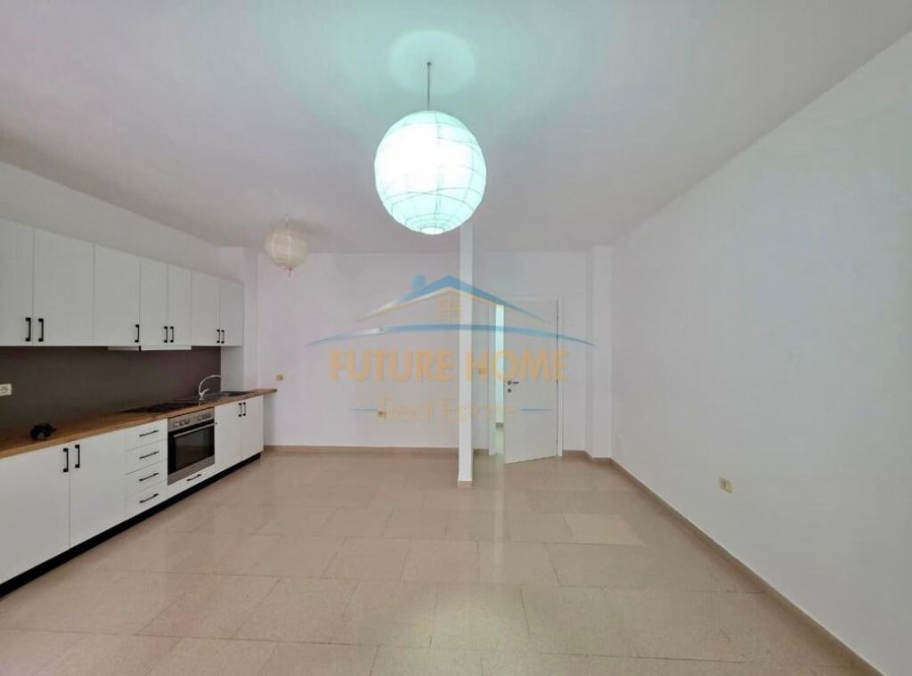 Rent, 2+1 Apartment at Komuna e Parisit!