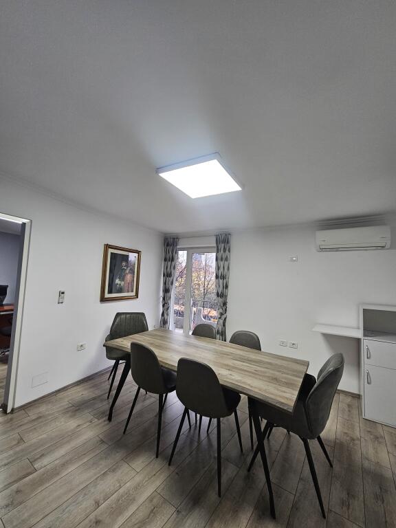 Jepet me qira Ambient i Investuar per *Zyra* (130m2) *1,350€* - fiks ne *QENDER ((Pamje nga Sheshi Skenderbej))* 📍Kat. 2 - *PARKET* | Kondicioner || Ndricim Me Spote LED