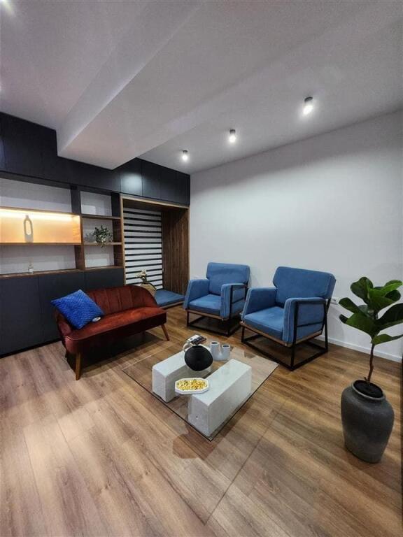 Ufficio in affitto presso Square 21 (ID BZ2618) Tirana.