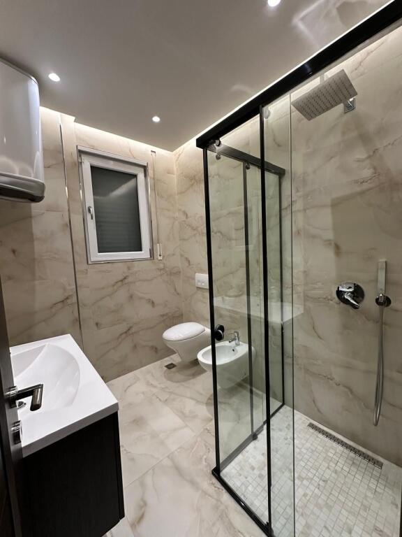 Shitet Apartament 3+1+2 lagja 12 durres