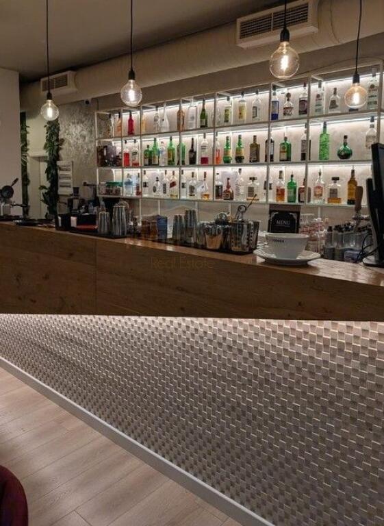 Shitet, Biznes Bar Lounge, prane Pallatit me Shigjeta, Tirane