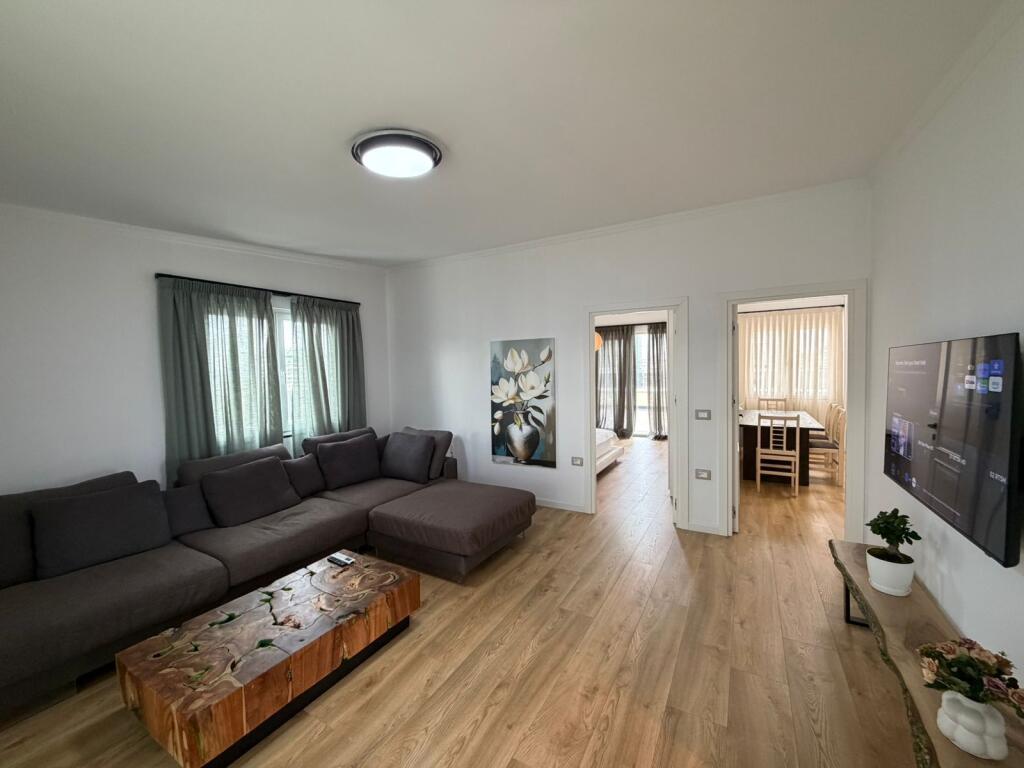 Apartament 2+1+Verande per qira ne Bllok.