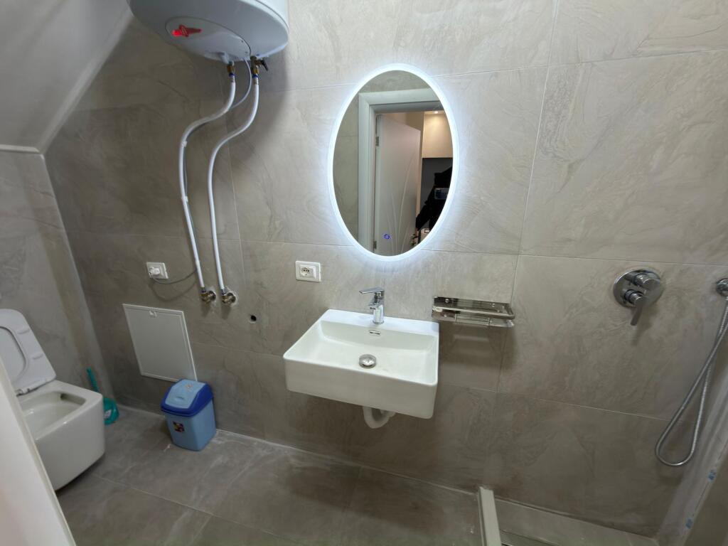 🏡 Jepet me qira apartament 2+1 📍 Vendndodhja: Pranë Stacionit të Trenit 💰 Çmimi: 70.000 lekë / muaj