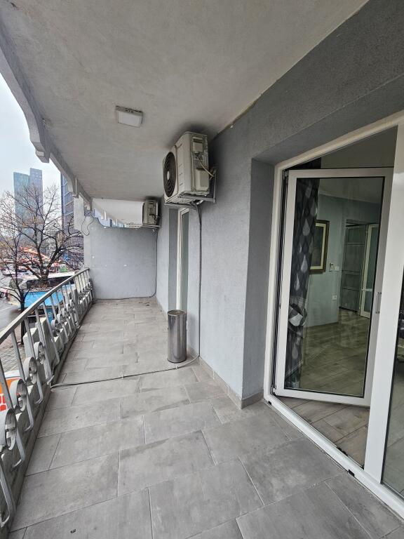 Jepet me qira Ambient i Investuar per *Zyra* (130m2) *1,350€* - fiks ne *QENDER ((Pamje nga Sheshi Skenderbej))* 📍Kat. 2 - *PARKET* | Kondicioner || Ndricim Me Spote LED