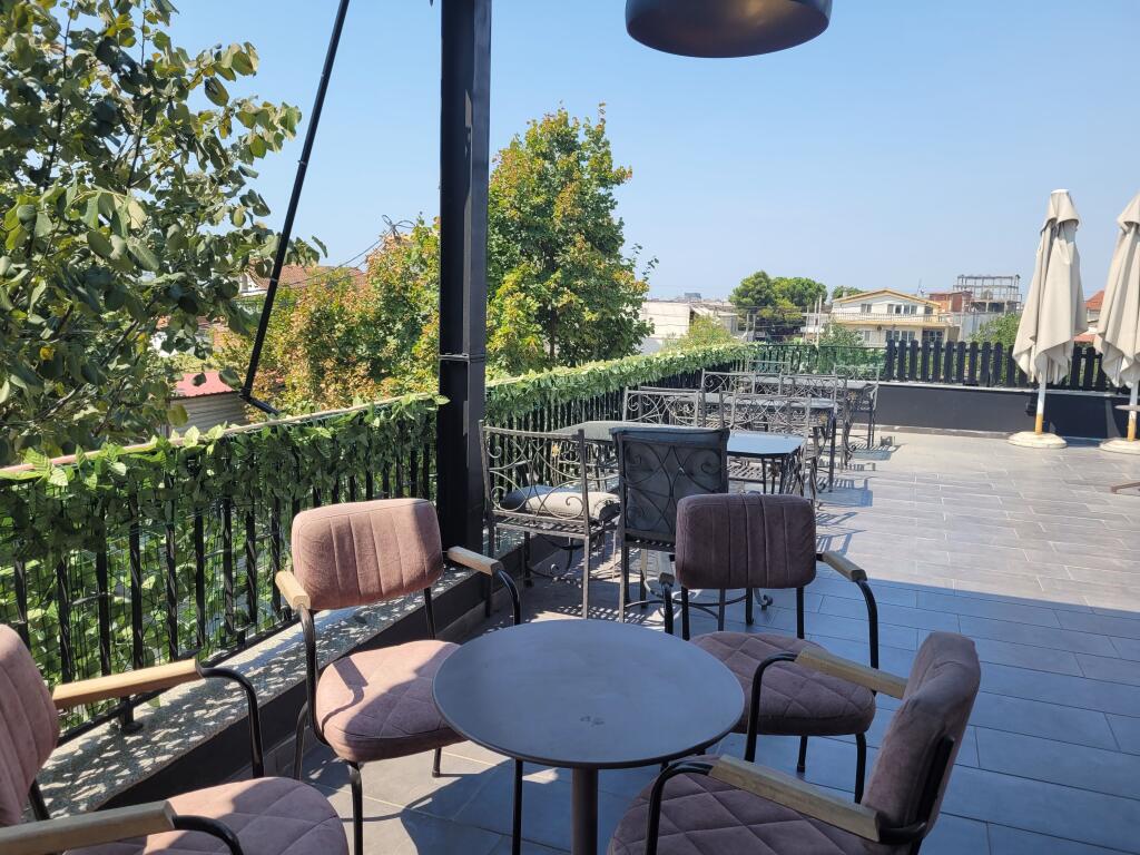 Locale commerciale su 2 piani in affitto a Lapraka