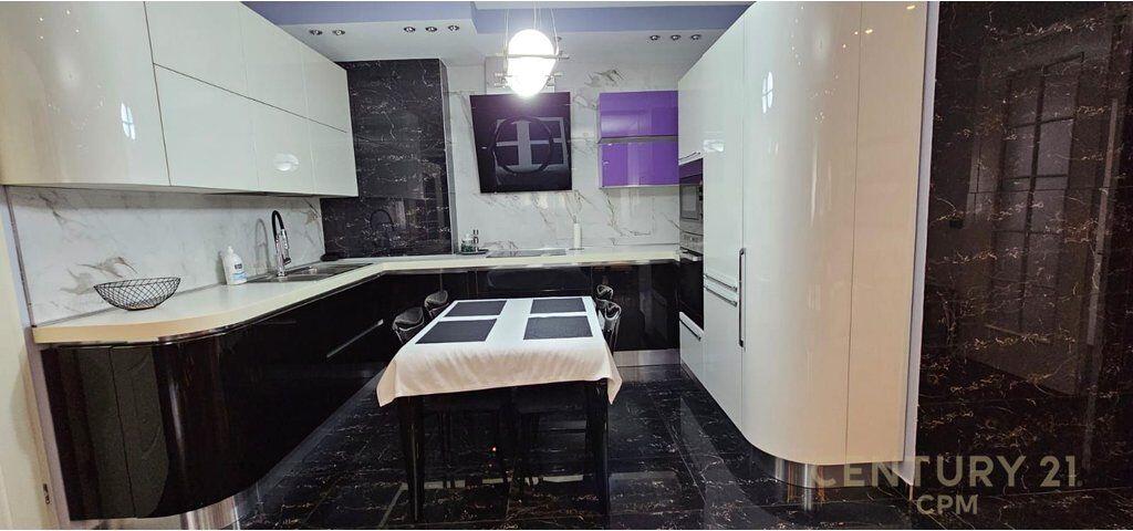 Jepet me qira apartament 3+1 pranë Gardës, me post parkimi.