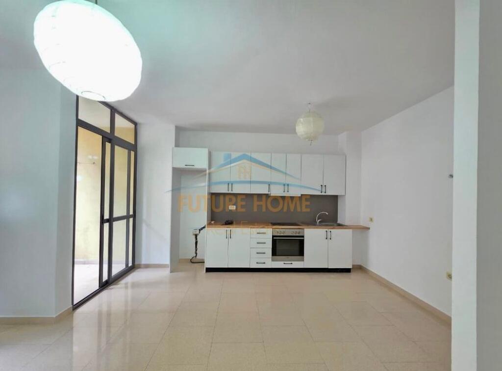 Rent, 2+1 Apartment at Komuna e Parisit!