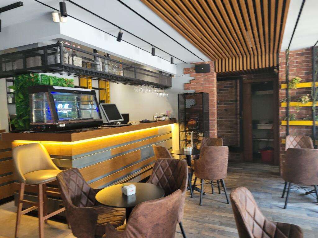 Locale commerciale su 2 piani in affitto a Lapraka