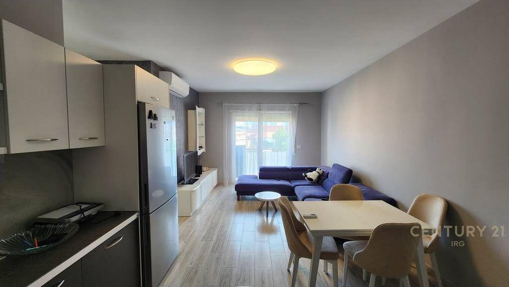 Në shitje apartament 2+1 në zonën e 21 Dhjetorit, në pallat të ndërtuar së fundmi.