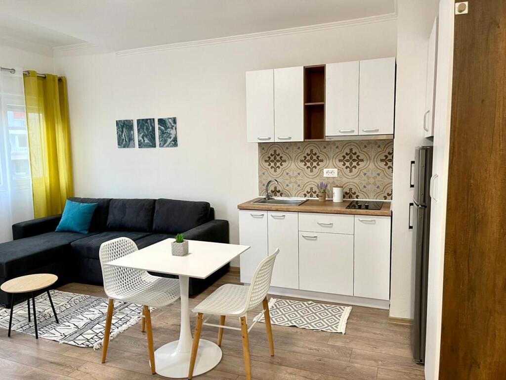 Jepet apartament me qera 1+1 shkembi kavajes