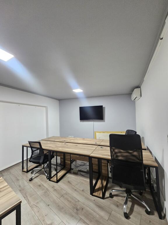 Jepet me qira Ambient i Investuar per *Zyra* (130m2) *1,350€* - fiks ne *QENDER ((Pamje nga Sheshi Skenderbej))* 📍Kat. 2 - *PARKET* | Kondicioner || Ndricim Me Spote LED