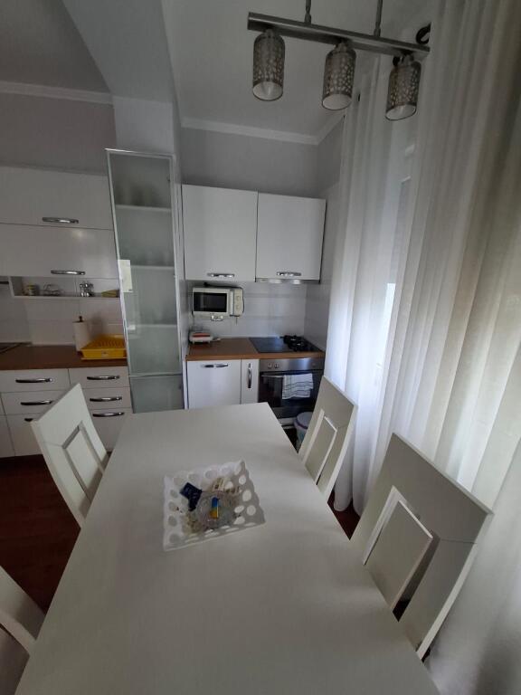 Jepet apartament me qera 1+1