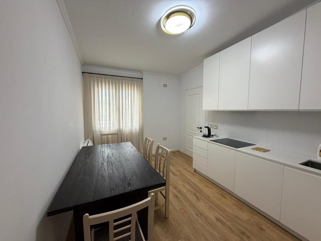 Apartament 2+1+Verande per qira ne Bllok.