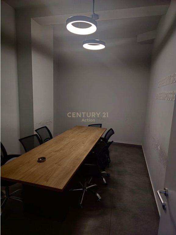 Jepet me qira ambient zyre në Astir, me sipërfaqe të madhe dhe organizim funksional.