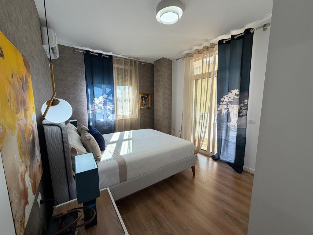 🏡 Shitet Apartament 1+1 – Totalisht i mobiluar luksoz 📍 Mozaiku i Tiranës, rruga Naim Frashëri 🏢 Kati 6, pallat 7-katësh me ashensor 🌅 Orientim Jug–Perëndim  🟩 Sipërfaqe totale: 77 m² 🛋️ Apartamenti është i investuar dhe ofrohet totalisht i mobiluar lluks, gati për banim pa asnjë shpenzim shtesë. 🪟 Tualeti me dritare – ventilim natyral, një nga pikat më të kërkuara në treg.  ✨ Pozicionim perfekt, ndriçim natyral gjatë gjithë ditës dhe zonë shumë e kërkuar. 