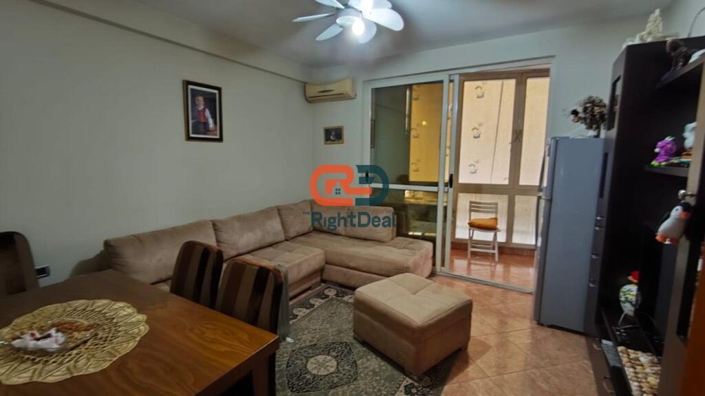 Tek 21-Dhjetori, Shitet Apartament 1+1 Me Planimteri Te Rregullt!!