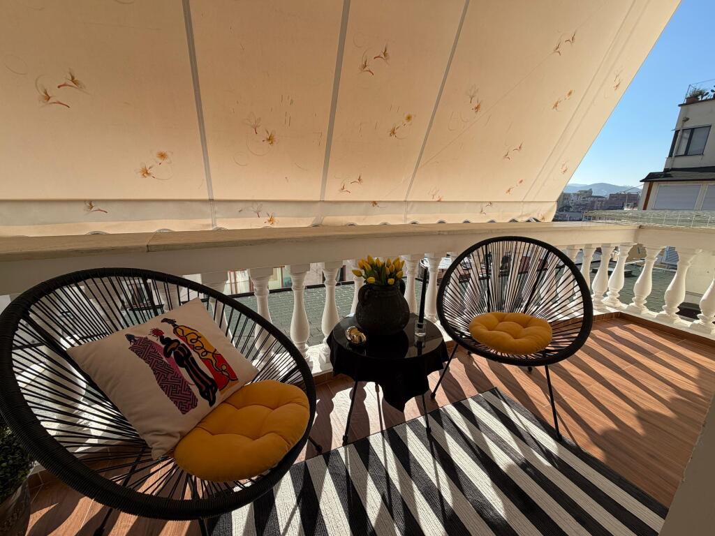 🏡 Shitet Apartament 1+1 – Totalisht i mobiluar luksoz 📍 Mozaiku i Tiranës, rruga Naim Frashëri 🏢 Kati 6, pallat 7-katësh me ashensor 🌅 Orientim Jug–Perëndim  🟩 Sipërfaqe totale: 77 m² 🛋️ Apartamenti është i investuar dhe ofrohet totalisht i mobiluar lluks, gati për banim pa asnjë shpenzim shtesë. 🪟 Tualeti me dritare – ventilim natyral, një nga pikat më të kërkuara në treg.  ✨ Pozicionim perfekt, ndriçim natyral gjatë gjithë ditës dhe zonë shumë e kërkuar. 