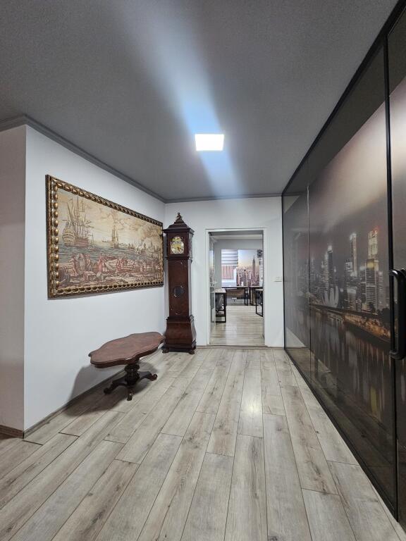 Jepet me qira Ambient i Investuar per *Zyra* (130m2) *1,350€* - fiks ne *QENDER ((Pamje nga Sheshi Skenderbej))* 📍Kat. 2 - *PARKET* | Kondicioner || Ndricim Me Spote LED