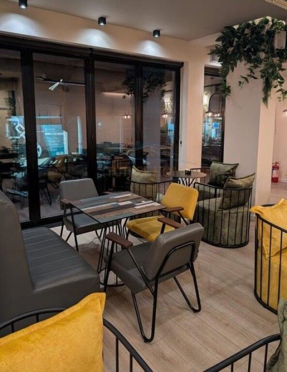 Shitet, Biznes Bar Lounge, prane Pallatit me Shigjeta, Tirane