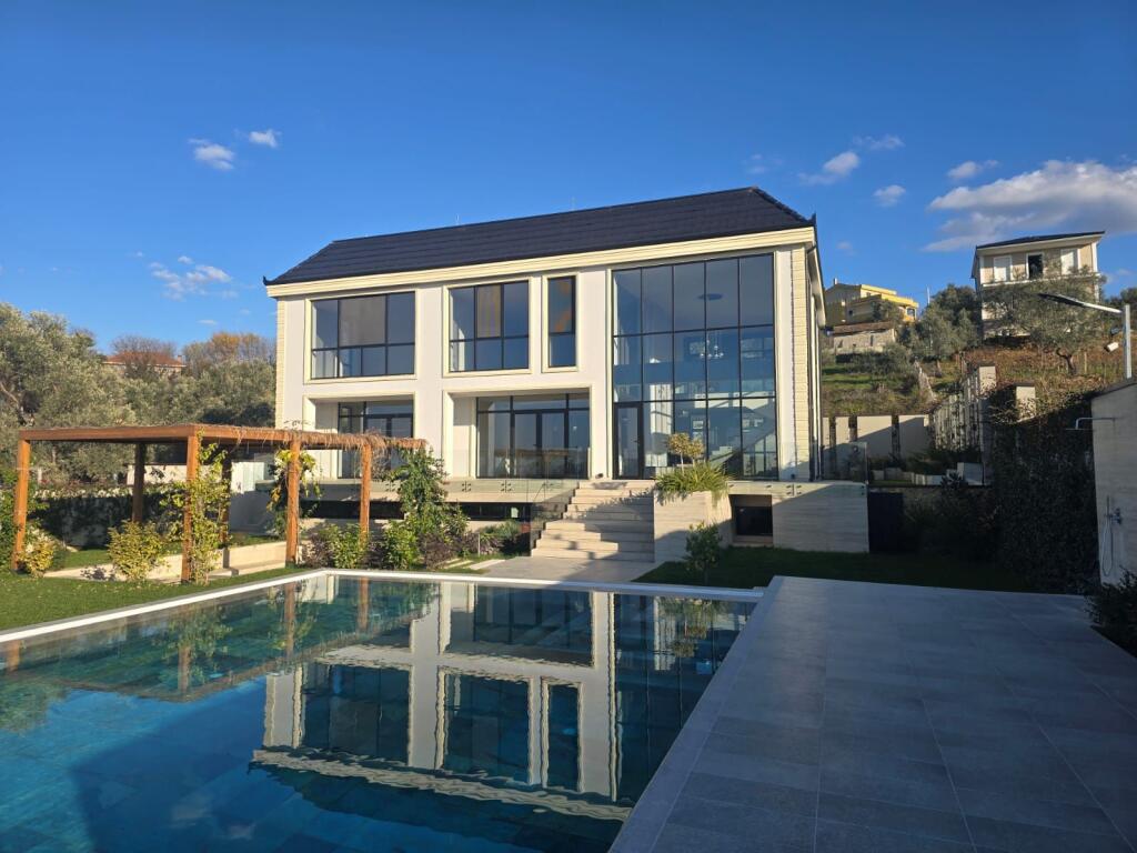 Shitet vile lluksoze 2-kateshe private me pishine prane Teg-ut