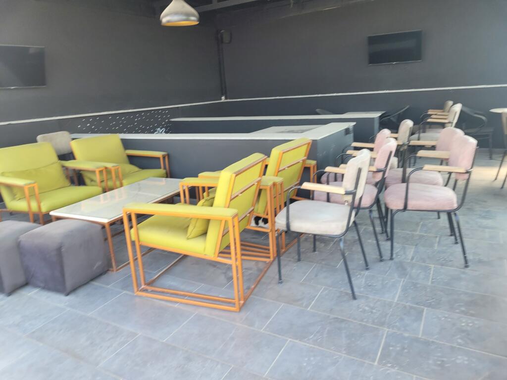 Locale commerciale su 2 piani in affitto a Lapraka