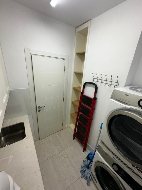 Apartament 3+1 per qira tek Komuna e Parisit.