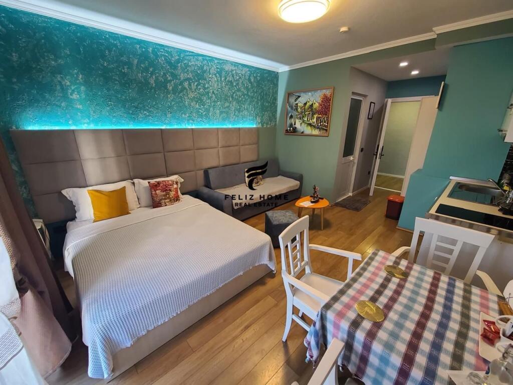 JEPEN ME QERA 7 GARSONIERE RRUGA E KAVAJES 3.600 EURO