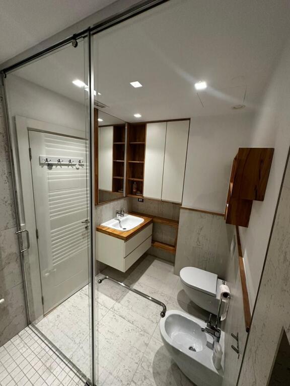 Apartament 3+1 per qira tek Komuna e Parisit.