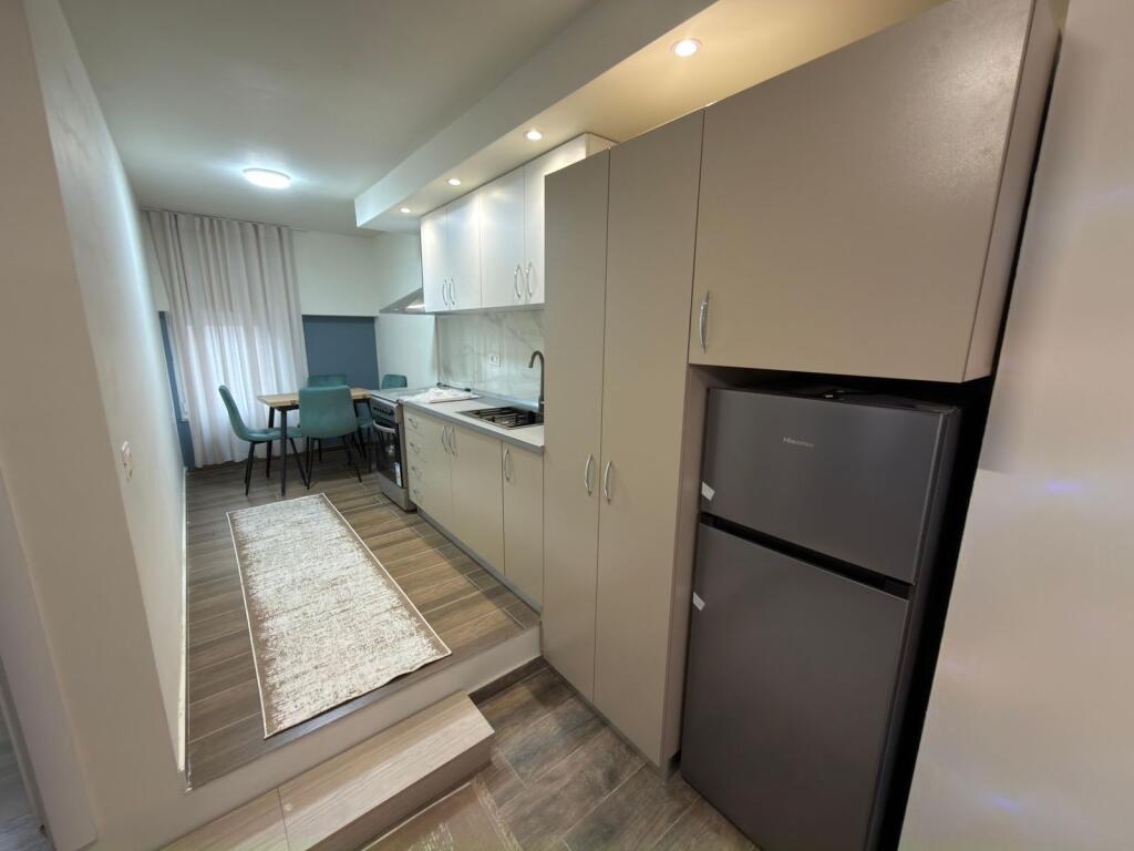 🏡 Jepet me qira apartament 2+1 📍 Vendndodhja: Pranë Stacionit të Trenit 💰 Çmimi: 70.000 lekë / muaj