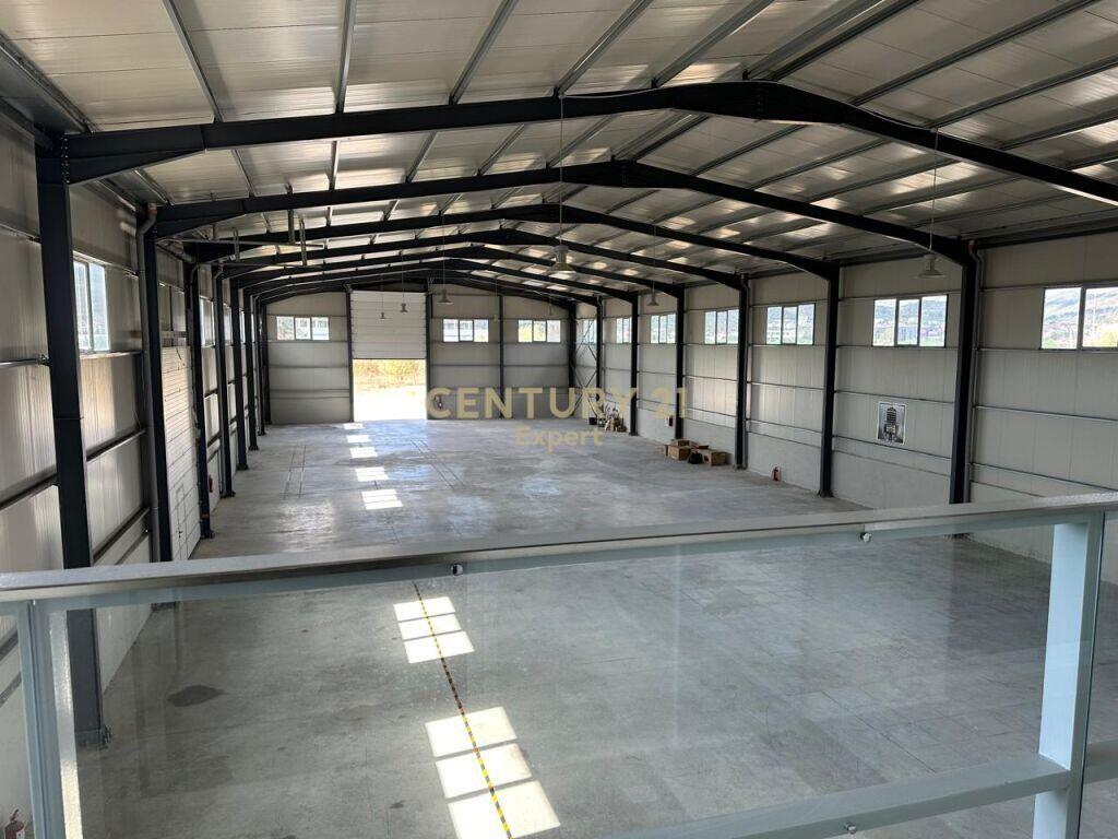 Jepet me qira ambient industrial në Marikaj, Vorë, me pozicion strategjik pranë autostradës Tiranë–Durrës.