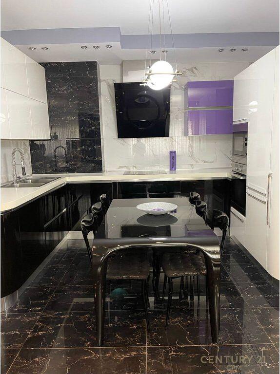 Jepet me qira apartament 3+1 pranë Gardës, me post parkimi.