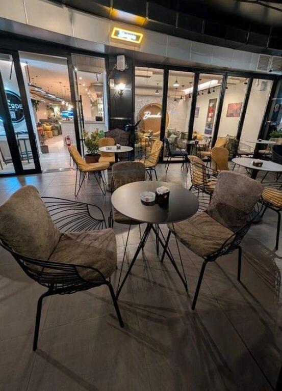 Shitet, Biznes Bar Lounge, prane Pallatit me Shigjeta, Tirane