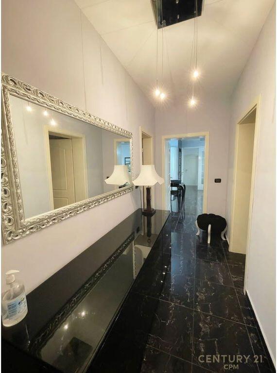 Jepet me qira apartament 3+1 pranë Gardës, me post parkimi.