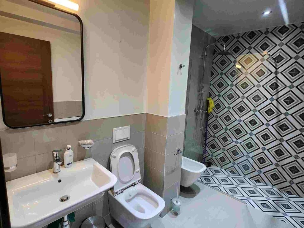 ZYRE ME QERA 66 M2 SQUARE 21 1.000 EURO