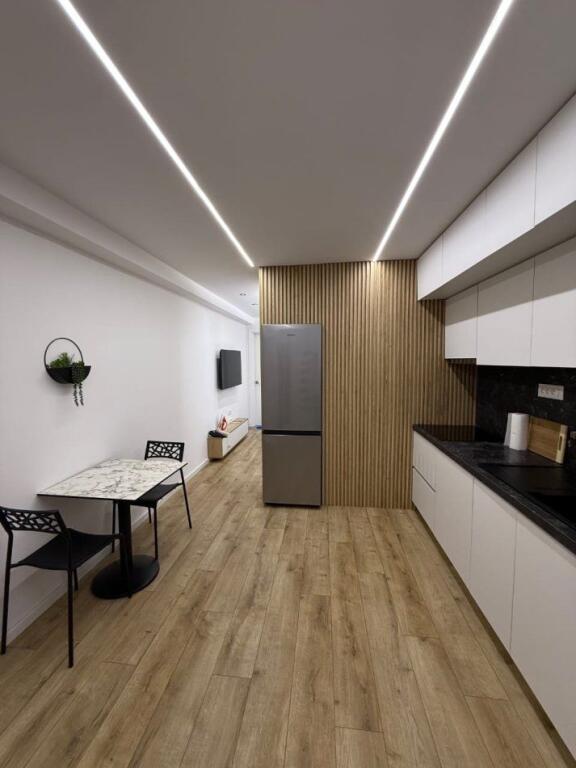 Jepet me qera super apartament tek 21 dhjetori tek Vodafone  GARSONIERE e pershtatur si 1+1