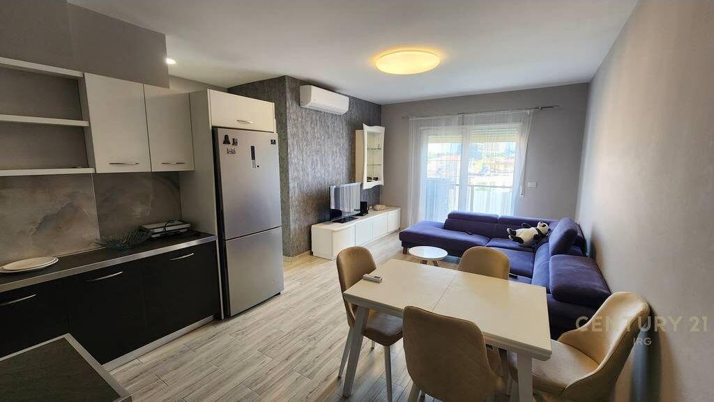 Në shitje apartament 2+1 në zonën e 21 Dhjetorit, në pallat të ndërtuar së fundmi.