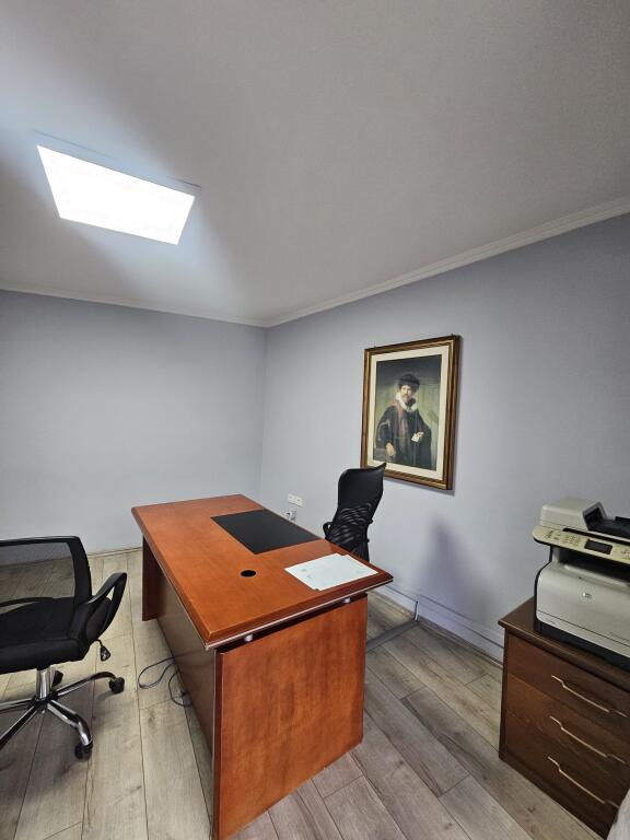 Jepet me qira Ambient i Investuar per *Zyra* (130m2) *1,350€* - fiks ne *QENDER ((Pamje nga Sheshi Skenderbej))* 📍Kat. 2 - *PARKET* | Kondicioner || Ndricim Me Spote LED