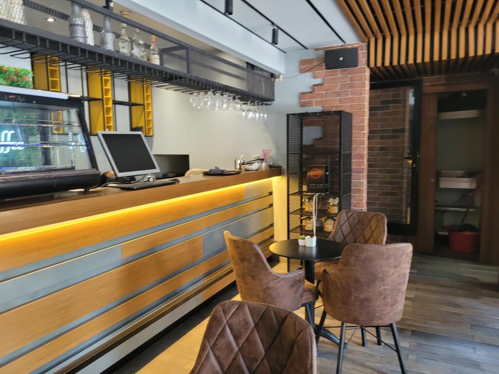 Locale commerciale su 2 piani in affitto a Lapraka