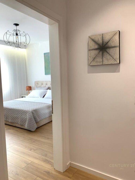 Jepet me qira apartament 2+1 pranë Hotel Hilton, Bulevardi Bajram Curri.