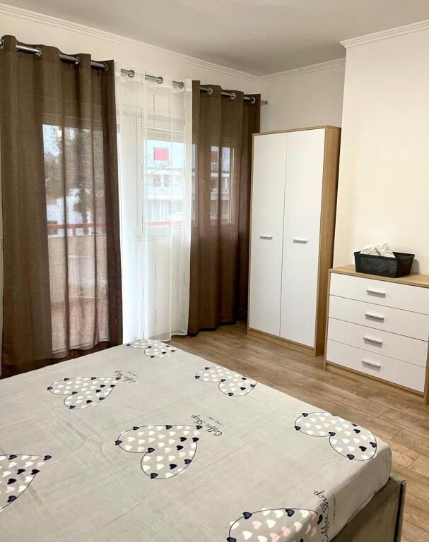 Jepet apartament me qera 1+1 shkembi kavajes