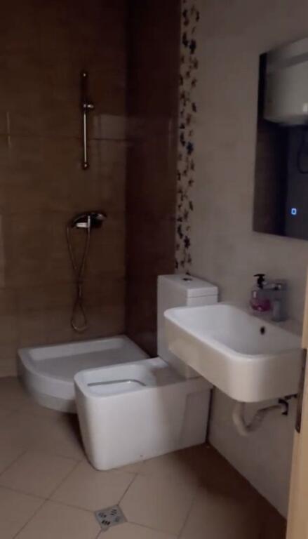 Affittasi appartamento vuoto 3+1+2 bagni nel complesso Kontakt a 21 dhjetori