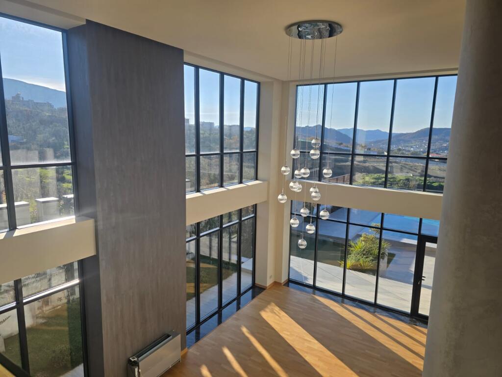 Shitet vile lluksoze 2-kateshe private me pishine prane Teg-ut