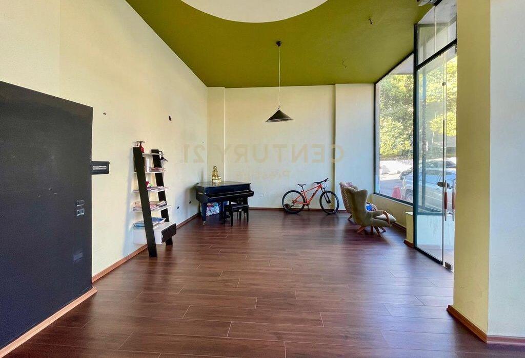 AMBIENT KOMERCIAL NE SHITJE, VENDOSUR PRANE QYTETIT STUDENTI, TIRANE