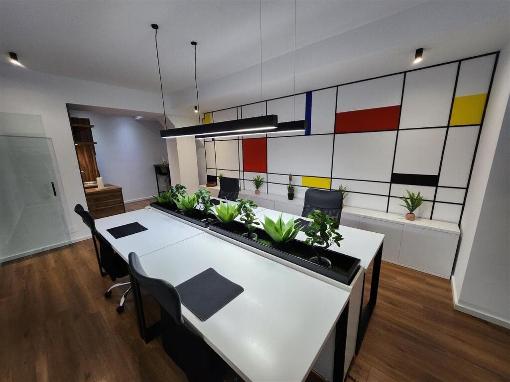 Ufficio in affitto presso Square 21 (ID BZ2618) Tirana.