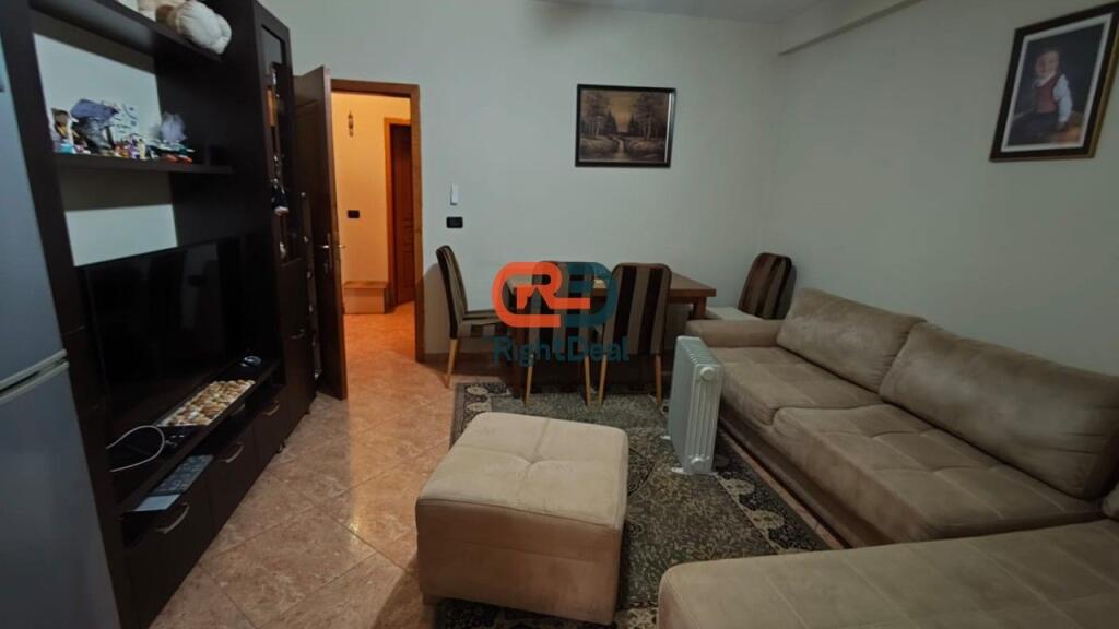 Tek 21-Dhjetori, Shitet Apartament 1+1 Me Planimteri Te Rregullt!!