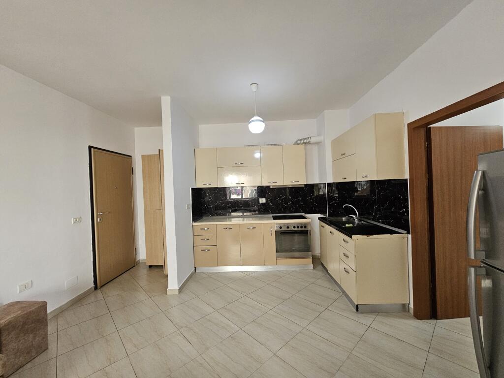 Jepet me Qera: 2+1+2wc+2 ballkone 📍Fresku  (pranë Bunk arti) - Kt.2 - 45,000 Lek - Sp.95m² - pallati ri E mobiluar dhe shumë pranë stacionit të urbanit. - ideale per familje